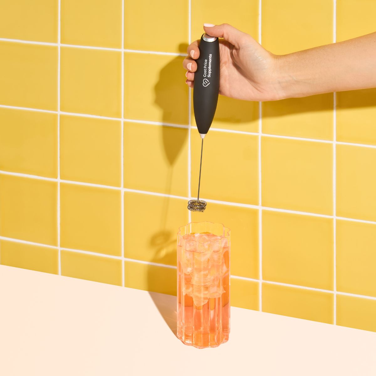 Electric hand whisk
